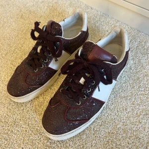 Valentino flycrew Dam - Tjena! Säljer nu dessa snygga vinröda valentino flycrew skor. Dom är självklart äkta men har tyvärr ingen låda eller kvitto kvar. Dustbag medföljer vid köp. Det finns tecken på användning, saknas 3 nitar på höger skon och är en liten slitning vid hälen ( se bild 4 och 5) men i övrigt är dom bra skick.