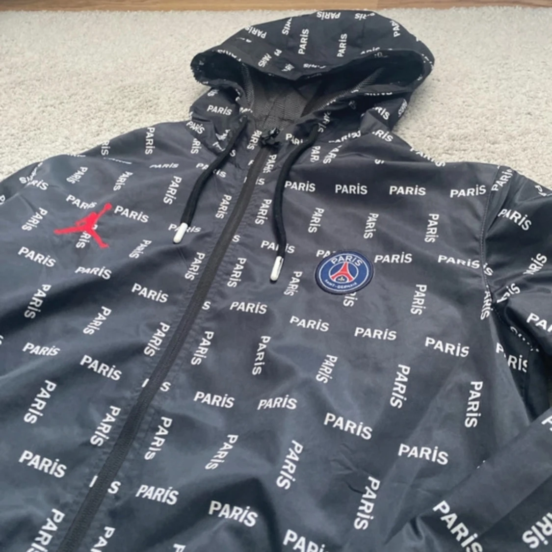 Svart vindjacka med Paris-mönster - 1