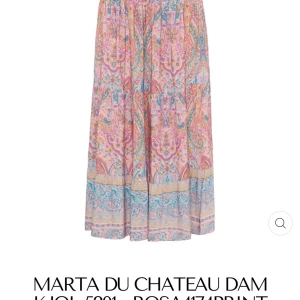 Rosa mönstrad kjol från Marta du Chateau - Säljer en färgglad och bohemisk långkjol från Marta du Chateau. Kjolen har ett vackert paisleymönster i rosa, blått och gult. Perfekt för en somrig look med sin luftiga passform och elastiska midja. Nyskick