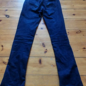 Mörkblå jeans från G Perfect - Snygga mörkblå högmidjade jeans från G Perfect med klassisk femficksdesign. De har en bootcut-stil som ger en retro känsla och passar perfekt till både sneakers och klackar. Perfekta för dig som vill ha en tidlös look.