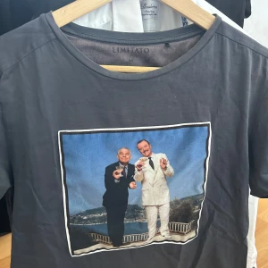 T-shirt från limitato - Säljer en t-shirt från limitato, storlek M
