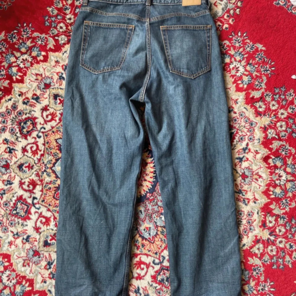 Blå jeans från Weekday i modellen Galaxy Loose Straight. Bara använd ett fåtal gånger, köpta i jul men köpte fel storlek. Storlek 31/30🌟. Farkut & Housut.