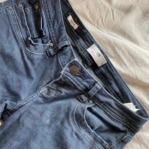 Blå jeans från LTB - Snygga blå jeans från LTB med klassisk femficksdesign och knappgylf. Perfekta för en avslappnad stil. Märket 'Blue Addict' ger en cool touch. Passar till många olika outfits!