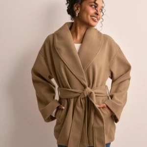 Beige kappa - Gina tricot  - Jättefin kappa från Gina tricot. Storlek xs. Oanvänd pga glömde returnera. 