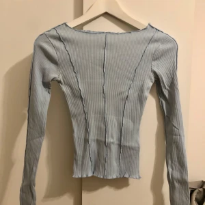 Ljusblå ribbad tröja från Gina Tricot - Säljer en ljusblå ribbad tröja från Gina Tricot. Sitter jättefint på kroppen. För frågor eller fler bilder är det bara att skriva till mig 💕