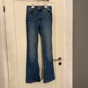 Blå bootcut jeans från Zara - Snygga blå bootcut jeans från Zara i storlek 28