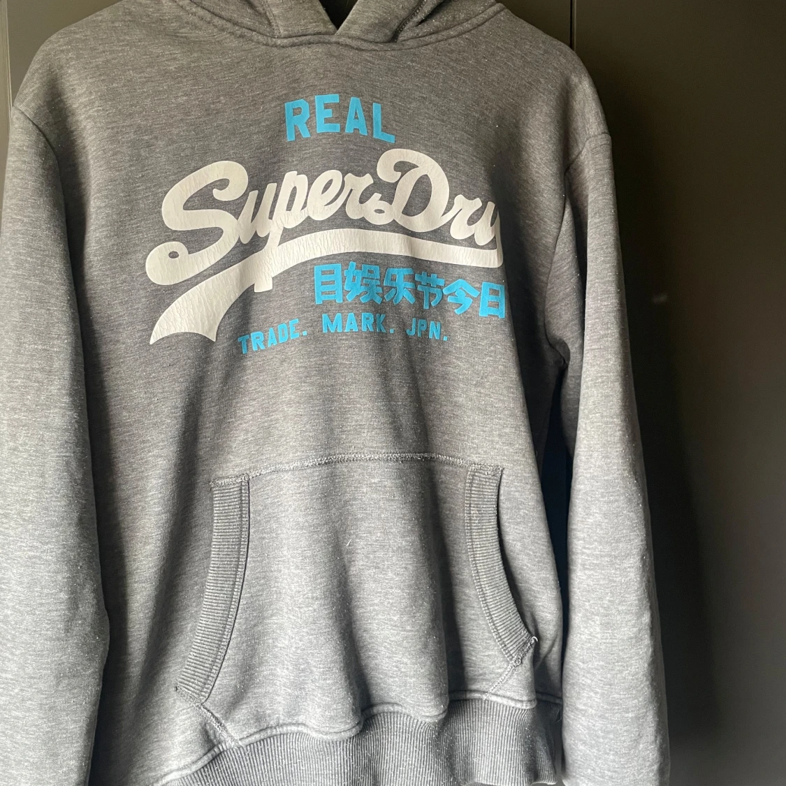 Grå hoodie från Superdry