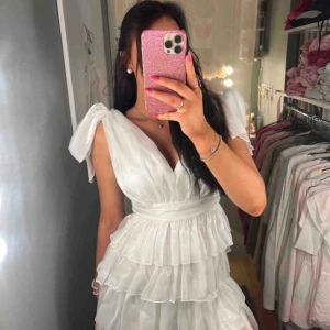 Studentklänning! - Jätte fin studentklänning med lite öppen rygg🌸 perfekt inför studenten!!🤩 Pris kan diskuteras!