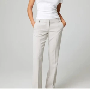 Beige kostymbyxor - Snygga beige kostymbyxor med en klassisk straight passform. 
