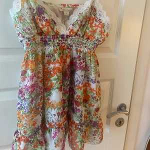 Somrig topp 🌸 - Söt blommig topp, nästan oanvänd. Den har justerbara straps så man kan ändra längden lite ✨