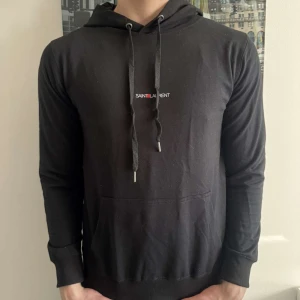 Saint Laurent hoodie  - Saint Laurent hoodie| använd en del därav hyfsat skick| slim fit S fits S/M. Färg:svart| nypris ca:2999| vårt pris endast:1499. Vid frågor ”kontakta”📩🚨