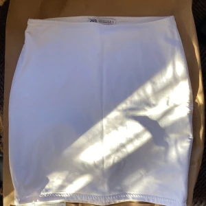 Zara kjol - Snygg basic zara kjol. Säljer då den inte kommit till användning. Oanvänd!😊