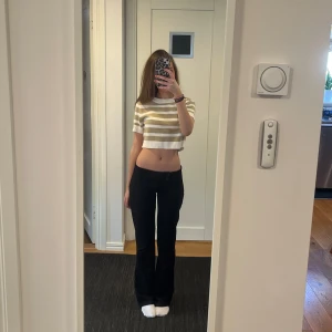 Supersöt topp💕 - Säljer en snygg beige och vit randig croppad tröja från H&M Divided. Storleken är S men skulle säga att den även passar mindre. Kom privat för frågor💕