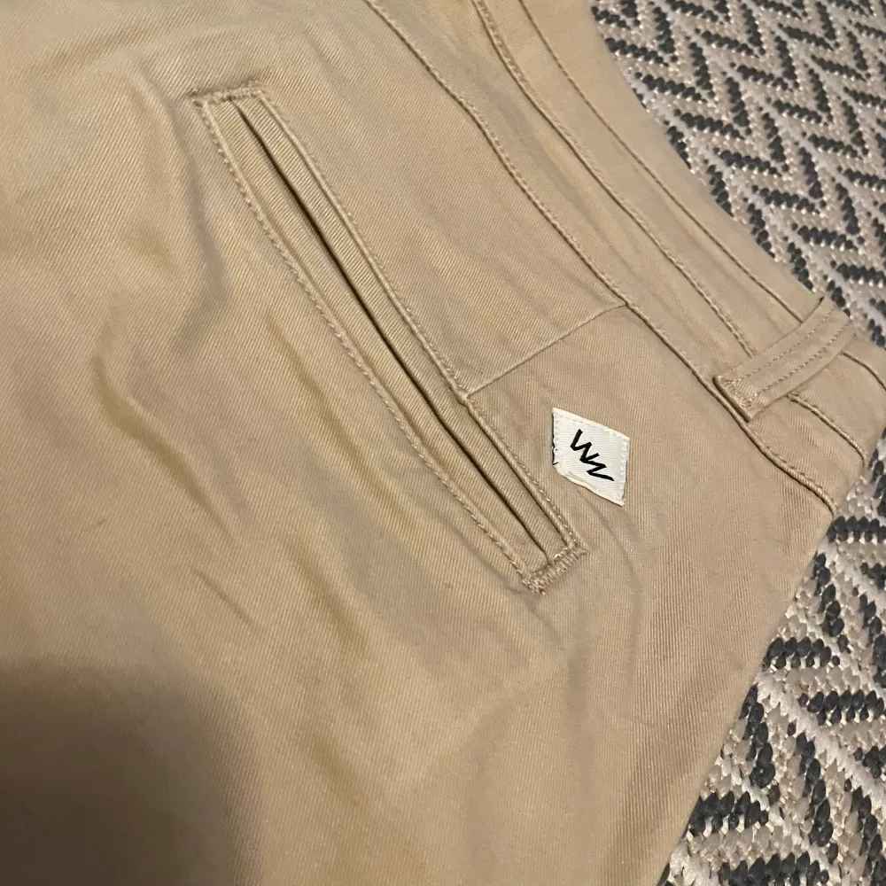 Snygga beige byxor från Win Win i en stilren design. Byxorna har en smal passform och är tillverkade i ett bekvämt material. Perfekta för en chic och avslappnad look.. Farkut & Housut.