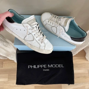 Philippe Modell  - Philippe model PRXS - skick 8,5/10, väldigt bra skick, endast lite smutsiga! - stl 39 men passar 40 - vid funderingar hör av er!🙌 