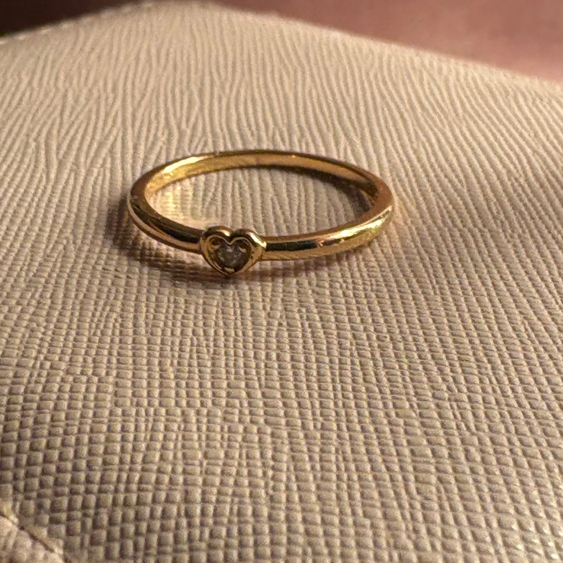 Guldfärgad ring med hjärtdetalj - 1