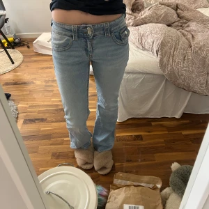 Ljusblå jeans  - Säljer ett par ljusblå jeans från Gina Young i storlek 164. 