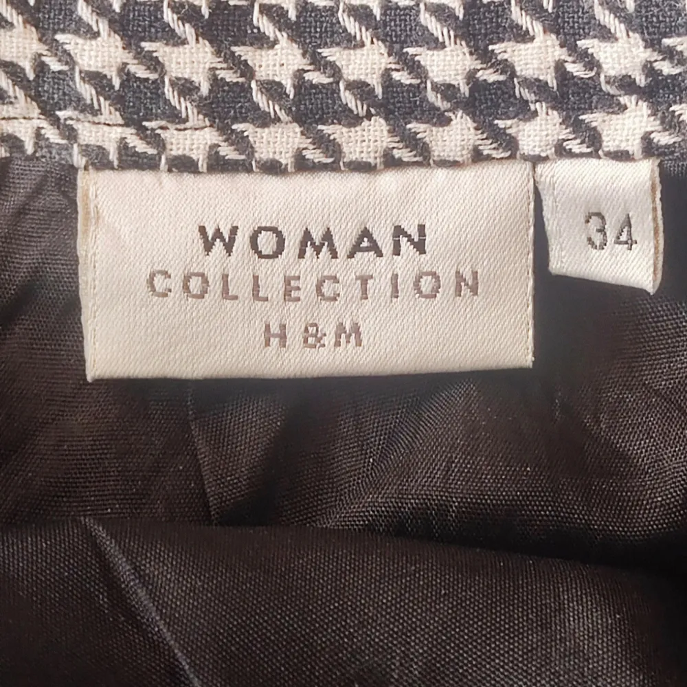 Snygg svartvit rutig kjol från H&M:s Woman Collection. Kjolen har en klassisk pennkjolssilhuett med en liten slits baktill för extra rörelsefrihet. Perfekt för en stilren look.. Hameet.