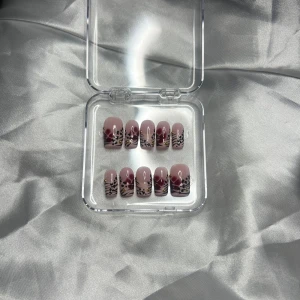 Wildflower Medium Square - Mått: 15-11-12-11-9 (MM) Snygga vinröda lösnaglar med elegant blommönster och små gulddetaljer. Perfekt för att ge dina naglar en stilfull look. Kommer i en praktisk genomskinlig förpackning. Handgjorda lösnaglar av högsta kvalitet!✨Vid rätt applicering & borttagning kan man använda dem flera gånger! Du får med prepkit & instruktioner💕