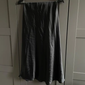 Svart långkjol i satin - Svart långkjol i satin i storlek XS från BikBok. Liten i storlek. 