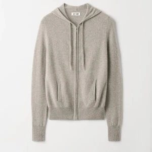 Grå  zip hoodie  från Soft Goat - Snygg och bekväm grå hoodie från Soft Goat i kashmir. Tröjan har en dragkedja framtill och en justerbar huva. Perfekt för en avslappnad stil.