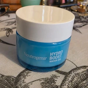 Neutrogena Hydro Boost Water Gel - Fräsch och återfuktande helt mya oanvänd vattenbaserad gel från Neutrogena. Perfekt för att ge huden en fuktboost och hålla den mjuk och smidig. Tyvärr jag kastade förpackningen. 