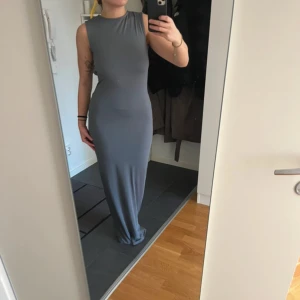 Maxiklänning weekday - Grå/khaki maxiklänning med öppen rygg från weekday, strl S