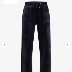 Blåa mjukisbyxor från Juicy Couture - Snygga blåa mjukisbyxor från Juicy Couture i mjukt material. Dem är köpta på company jeans. Byxorna har en bekväm passform med snörning i midjan och praktiska fickor fram. Perfekta för en avslappnad stil.