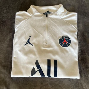 Vit fotbollströja PSG - Endast använd fåtal gånger! Passar perfekt till både träning och vardag. 