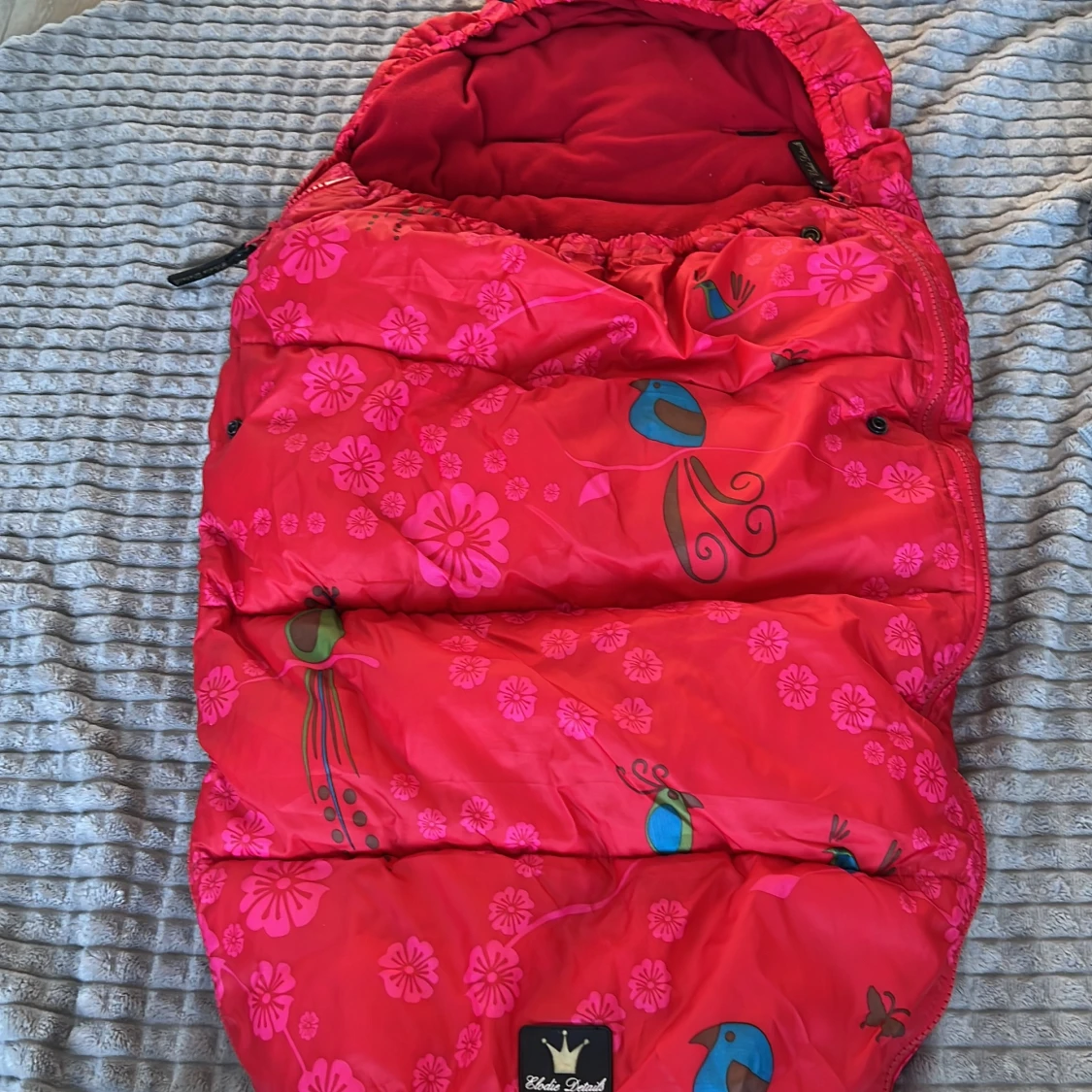 Röd mönstrad åkpåse från Elodie Details