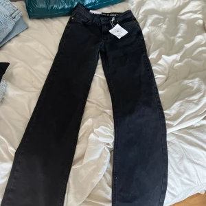 Svarta jeansbyxor - snygga svara raka/vida jeans från bikbok som aldrig kommit till användinh