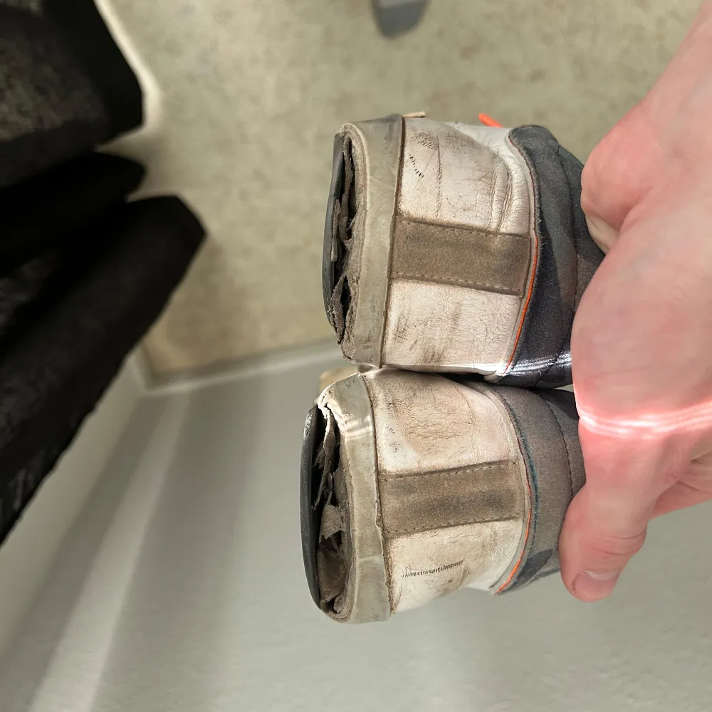 Säljer mina Philippe model skor som är trasiga i hälen men som inte märks av när man använder dom samt att dom e ganska skitiga men en tvätt så är dom fräsch igen! Kan sänka mig lite vid snabb affär. Box medföljer. Kengät.