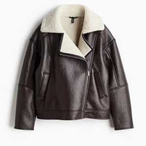 Brun jacka H&M - Snygg brun skinnjacka med vit teddyfoder ”dubbelsidig bikerjacka” helt slutsåld, använd 1 gång. Storlek S! 