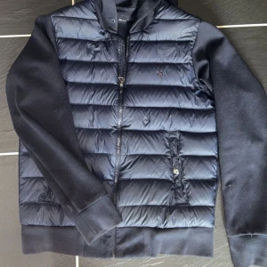 Mörkblå Cardigan från Ralph Lauren - Snygg mörkblå cardigan från Ralph Lauren med dragkedja och broderad logga på . Perfekt för våren