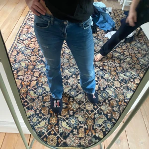 Blå jeans - Snygga blå bootcut jeans från only