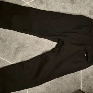 Baggy flared mjukisbyxor från Nike - Snygga svarta baggy mjukisbyxor från Nike. Oanvända toppskick. Den är xl men passar alla som är 180 och längre