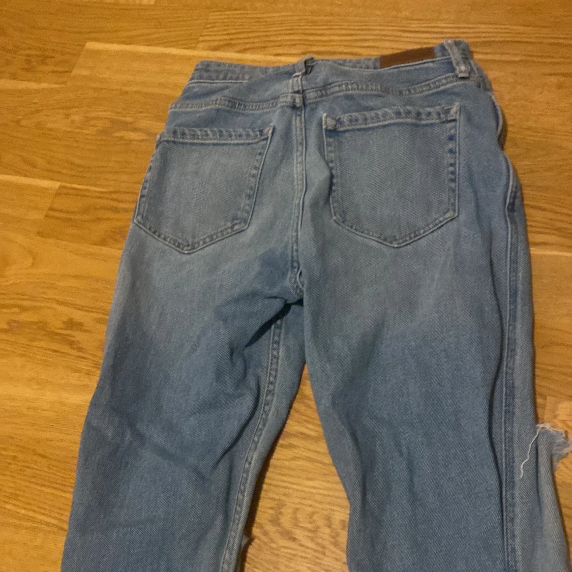 Blå jeans med slitningar - 1
