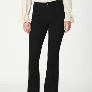 Bootcut jeans från ONLY TALL - Säljer dessa jeansen då jag inte använder dom de är ett par vanliga svarta bootcut jeans som är i tall skriv för bilder eller om ni har någon fråga❤️säljer för endast 250