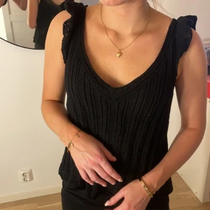 Svart topp - Msvart stickad topp köpt på zalando från märket Only💕 storlek S, aldrig använd då den är för liten för mig