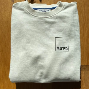 Sweatshirt från Marc O'Polo - Säljer en stilren creme-vit sweatshirt från Marc O'Polo. Elegant svart långklänning med långa ärmar. Rensar ur min garderob från en hel del kläder🌼 Om du ser något mer i min profil som du gillar så skickar jag med det till dig också!😊 Fler kläder kommer! 