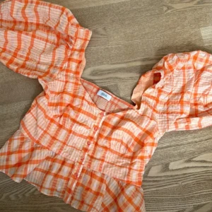 Blus/topp - supersöt orange topp från Envii
