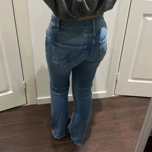 Jeans med broderade fickor - Jättesnygga jeans med fina detaljer bak! Köptes på Ginatricot Young i storlek 164 men sitter som en vanlig S. Endast använda två gånger och är fortfarande i samma skick som när de köptes!