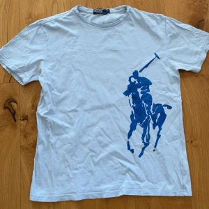 Polo ralph t shirt ljusblå  - Säljer nu en sällsynt Polo ralph lauren t shirt i storlek M men sitter som L. T shirt en är mörkblåa och har bara använts några gånger: Skick 8/10. T shirten säljs inte längre och därmed blir priset 449. Priset är ej hugget i sten 