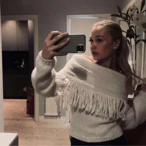 stickad tröja offshoulder - unik stickad tröja som är offshoulder med ”fransar”❤️jättefint skick, endast använd en gång