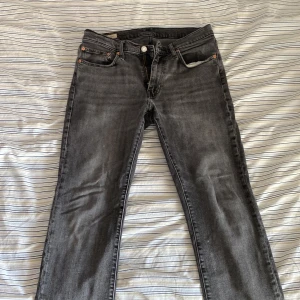 Grå/Svarta Levis 514 jeans - Säljer ett par grå/svarta Levis 514 jeans. De har en klassisk straight passform och är tillverkade i slitstarkt denim. Har några synliga märken på knäna. Skriv för mer bilder eller frågor.