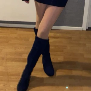Svarta stövlar - Snygga mörkblå stövlar (typ svarta) med en elegant design. Perfekta för att komplettera din outfit med stil och komfort.
