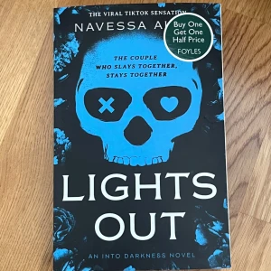 Lights Out - En  roman av Navessa Allen, 'Lights Out', är en del av 'Into Darkness'-serien. Väldigt bra skick!