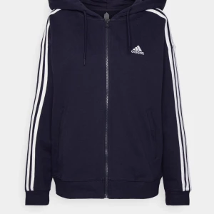 Marin blå tjocktröja - Säljer en marin blå tjock tröja från Adidas. Tröjan har inte använts så värst många gånger och är i väldigt bra skick. Pris kan diskuteras