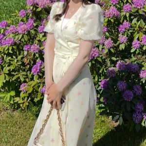 Klänning  - Säljer denna super fina blommiga klänning från Gina Tricot. Passar perfekt till sommaren. Klänningen har korta puffärmar och ett knytband i midjan för en smickrande passform. Den är ny har använts en gång bara. För mer bilder och frågor kontakta mig🫶🏽