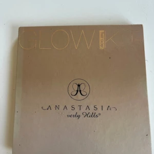 Glow Kit från Anastasia Beverly Hills - Glow Kit från Anastasia Beverly Hills med fyra highlighters: Sunburst, Golden Bronze, Bubbly och Dripping in Gold. Perfekt för att ge ansiktet en strålande glöd med olika nyanser för att passa alla hudtoner. Aldrig använts helt ny 